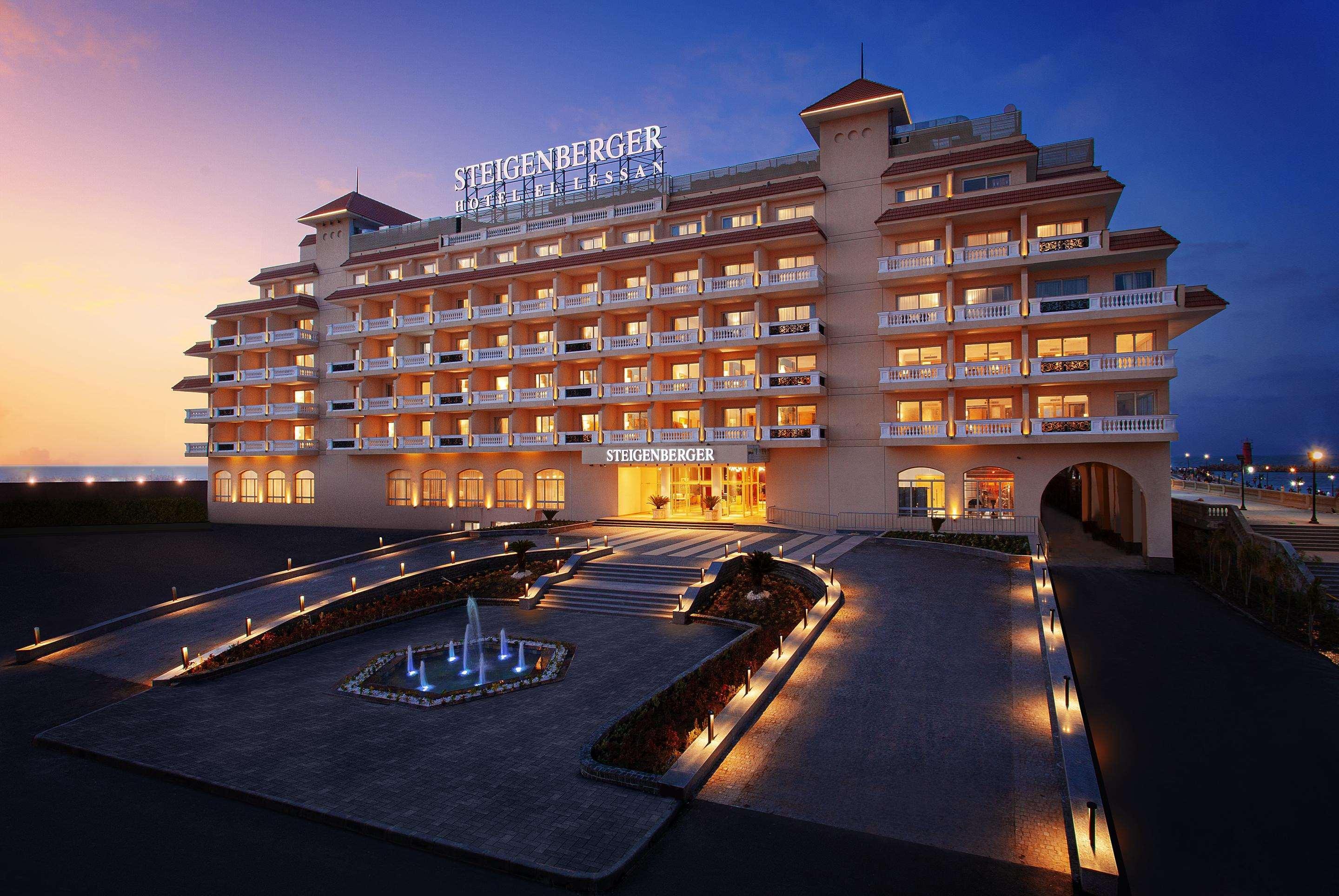 Steigenberger Hotel El Lessan Ras el-Barr Exterior foto The hotel at night